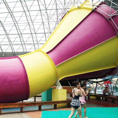 Waterslide de los niños sobre el tobogán acuático de la piscina de la tierra para el juego interactivo del agua de la familia