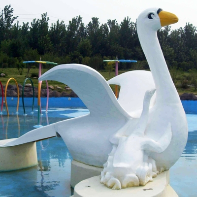 La piscina de agua comercial de la fibra de vidrio resbala con la historieta interesante formada