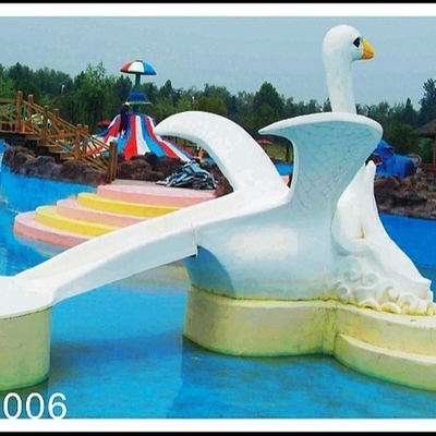 La piscina de agua comercial de la fibra de vidrio resbala con la historieta interesante formada