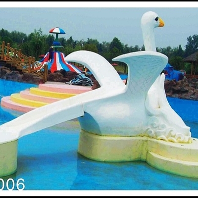 Los niños que la pequeña piscina de agua de la fibra de vidrio del cisne de la historieta resbala para la aguamarina piscina parquean/