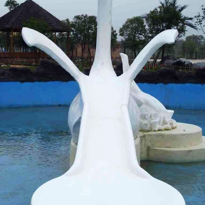 Los niños que la pequeña piscina de agua de la fibra de vidrio del cisne de la historieta resbala para la aguamarina piscina parquean/