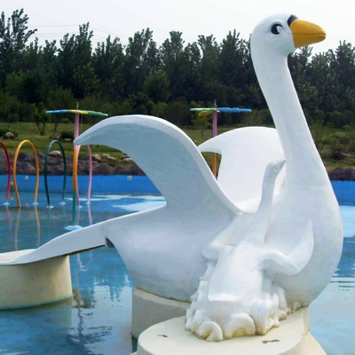 Los niños que la pequeña piscina de agua de la fibra de vidrio del cisne de la historieta resbala para la aguamarina piscina parquean/
