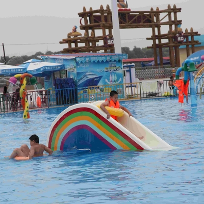 La piscina comercial del parque del agua de la fibra de vidrio del puente del arco iris resbala para los niños