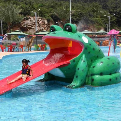 Diapositivas de la piscina de agua de la forma de la rana, diapositiva de la fibra de vidrio del parque de la aguamarina pequeña para los niños