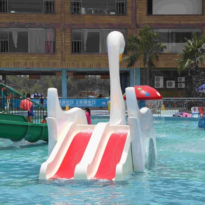 La diapositiva blanca interior o al aire libre de la piscina de la fibra de vidrio del cisne, parque de atracciones del agua embroma el tobogán acuático