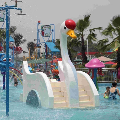 La diapositiva blanca interior o al aire libre de la piscina de la fibra de vidrio del cisne, parque de atracciones del agua embroma el tobogán acuático