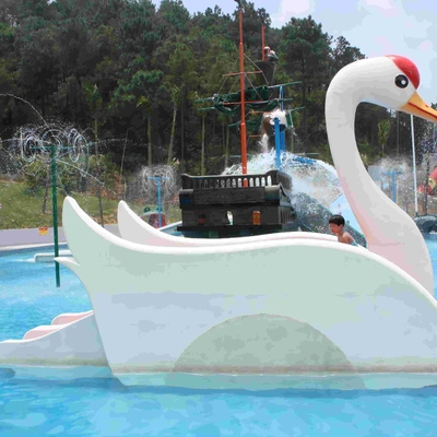 La diapositiva blanca interior o al aire libre de la piscina de la fibra de vidrio del cisne, parque de atracciones del agua embroma el tobogán acuático