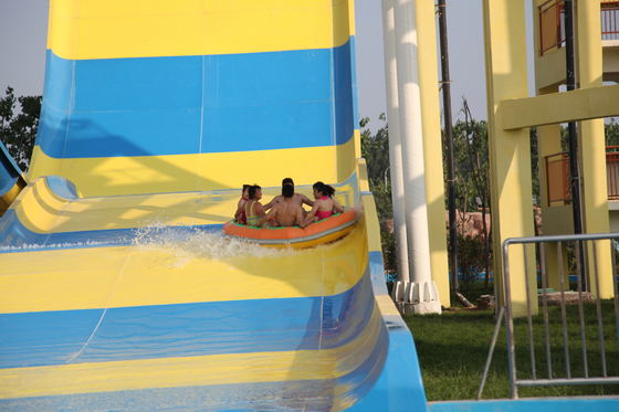 Toboganes acuáticos emocionantes del espiral de la combinación del centro vacacional para la piscina