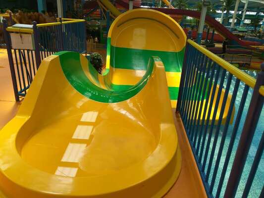 Tobogán de agua U-Turn para niños con huella compacta y balsa doble para diversión familiar | Estructura de acero galvanizado en caliente