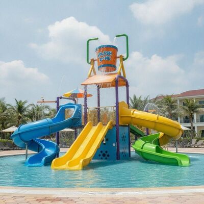 Parque acuático infantil de fibra de vidrio con 3 toboganes, plataforma y cubo basculante para recreación acuática infantil