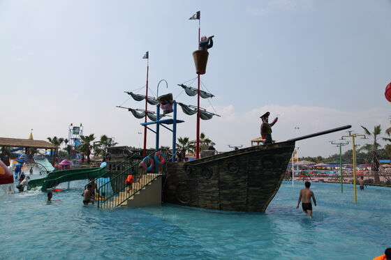 El juego acuático del barco pirata con el tubo de fibra de vidrio colocado a mano y la estructura de acero galvanizado en caliente para soporte llave en mano