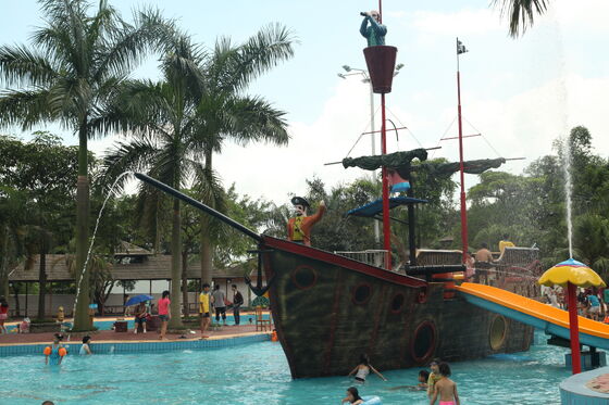El juego acuático del barco pirata con el tubo de fibra de vidrio colocado a mano y la estructura de acero galvanizado en caliente para soporte llave en mano