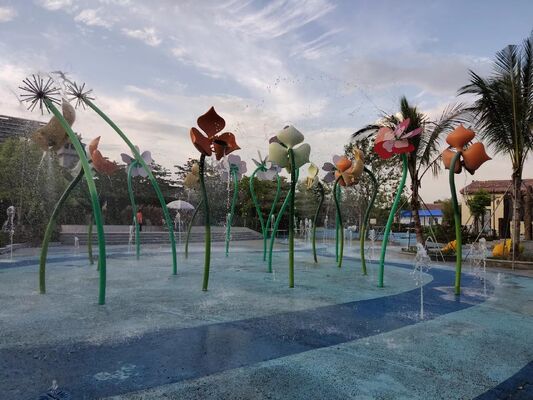 Equipo de juegos acuáticos para niños con estructura de acero galvanizado en caliente, tobogán de fibra de vidrio resistente a la corrosión y diseño de seguridad para aguas poco profundas