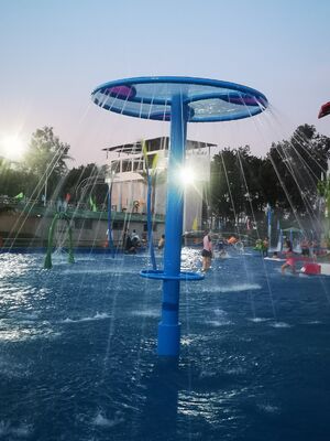 Equipo de juegos acuáticos para niños con estructura de acero galvanizado en caliente, tobogán de fibra de vidrio resistente a la corrosión y diseño de seguridad para aguas poco profundas