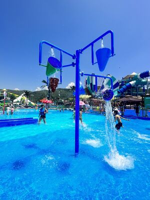 Equipo de juegos acuáticos para niños con estructura de acero galvanizado en caliente, tobogán de fibra de vidrio resistente a la corrosión y diseño de seguridad para aguas poco profundas