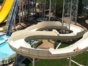Familia grande al aire libre de los artículos del parque del agua de la diversión que transporta la diapositiva en balsa para los adultos