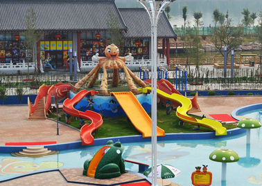 La diapositiva grande del patio de los niños con aguamarina juega, los toboganes acuáticos para los niños en parque gigante del agua