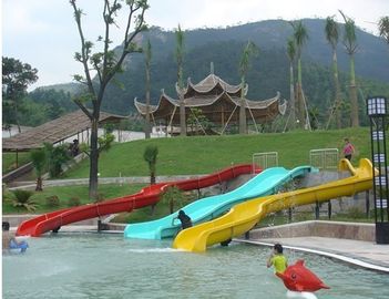 La diapositiva grande del patio de los niños con aguamarina juega, los toboganes acuáticos para los niños en parque gigante del agua